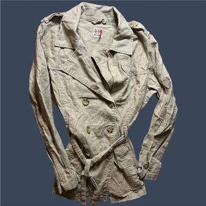 Vintage Y2K Old Navy Beige Trench Coat with an adjustable waist! Woman’s Large